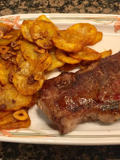 Una foto de Patatas al pimentón con carne a la plancha