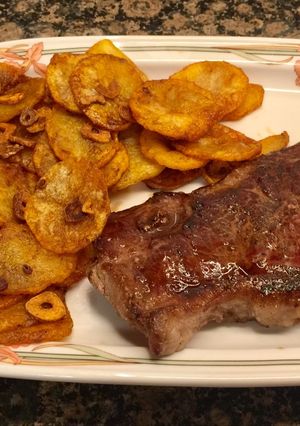 Foto principal de Patatas al pimentón con carne a la plancha