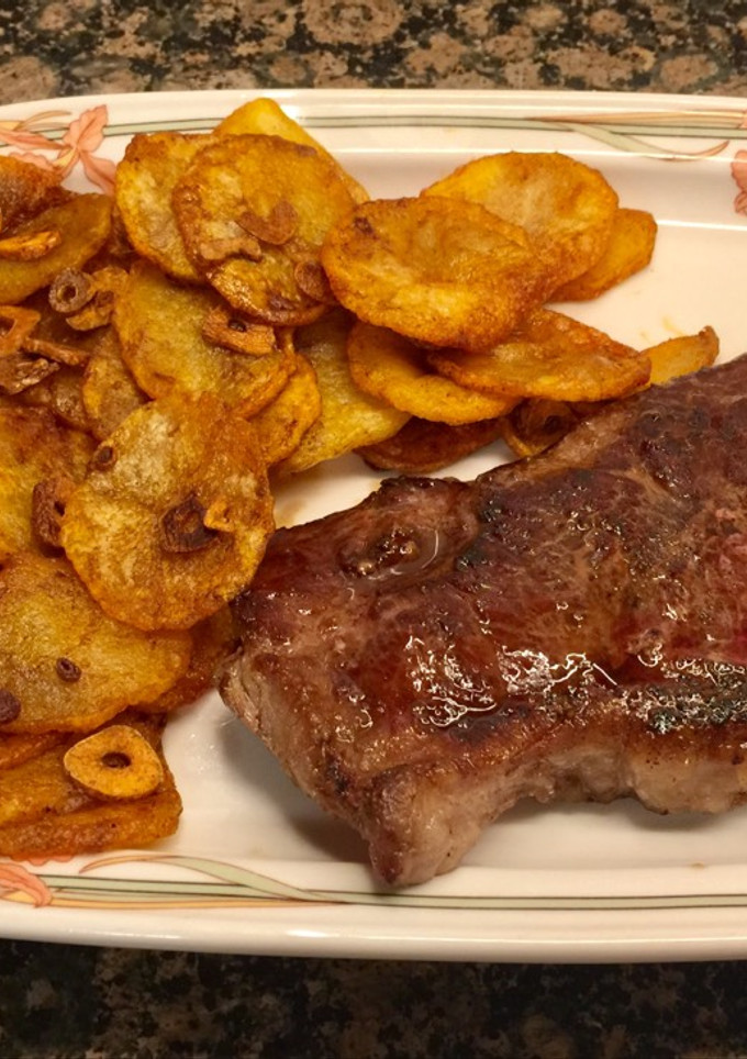 Una foto de Patatas al pimentón con carne a la plancha