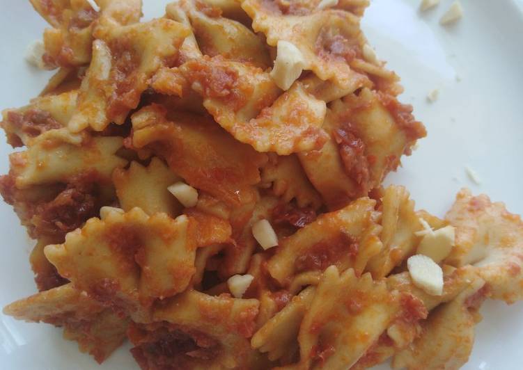 Recetta di Veloce Farfalle con pesto di pomodori secchi
