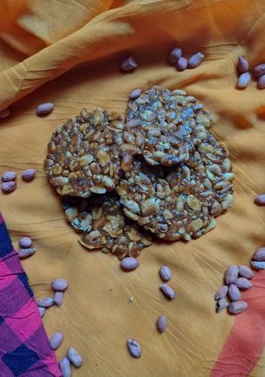 સીંગ ચીક્કી(Peanuts Chikki Recipe in Gujarati) રેસીપી મુખ્ય ફોટો
