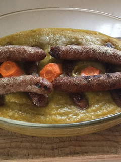 Una foto de Puré de verduras con salchichas