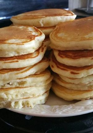 A picture of Buttermilk Pancakes (Alton Brown).