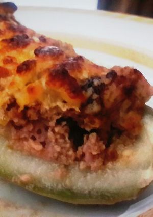 Una foto de Calabacín gratinado relleno de carne molida