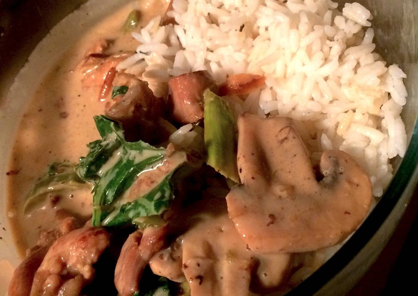 Pollo con vegetales al coco y curry