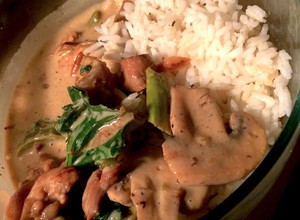 Una foto de Pollo con vegetales al coco y curry