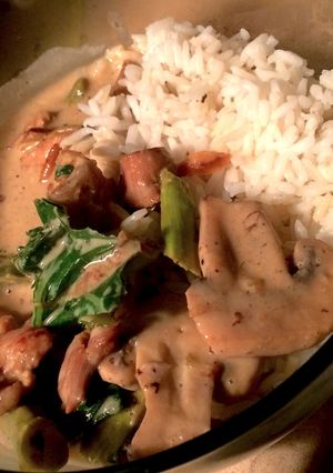 Una foto de Pollo con vegetales al coco y curry