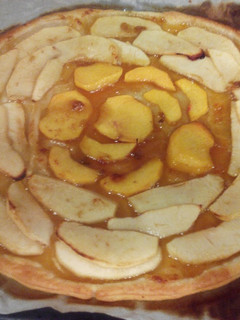 Una foto de Hojaldre de manzana y melocotón
