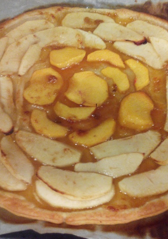 Una foto de Hojaldre de manzana y melocotón