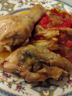 Una foto de Pollo en salsa con escalibada