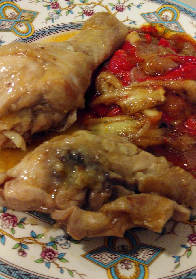 Una foto de Pollo en salsa con escalibada