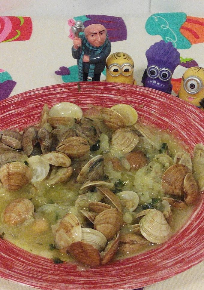 Una foto de Almejas encebolladas