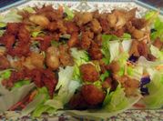 Una foto de ensalada de pollo con remolacha