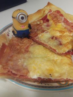 Una foto de Hojaldre de jamón, bacon y huevos de codorniz