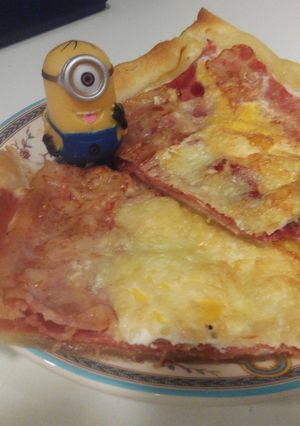 Una foto de Hojaldre de jamón, bacon y huevos de codorniz