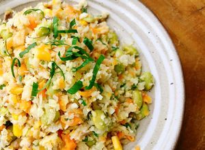 Hình của món Bông cải trắng (hoa lơ) xào thập cẩm.