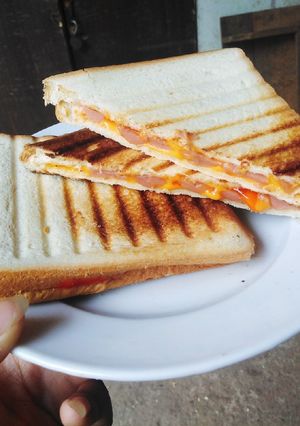 Hình của món Sandwich xúc xích phomai.
