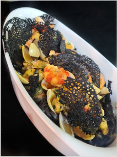 Una foto de Spaguetti nero di seppia e frutti di mare