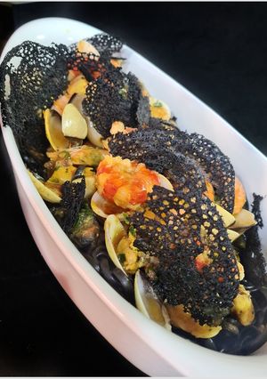 Una foto de Spaguetti nero di seppia e frutti di mare