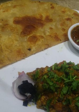 A picture of Puri paratha with tikka boti 🍗😋.