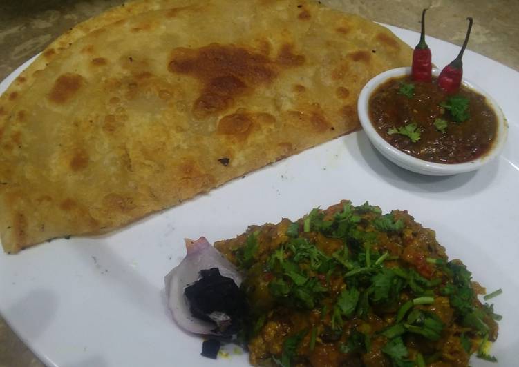 Puri paratha with tikka boti 🍗😋
