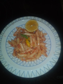Una foto de Macarrones con tomate natural y atún