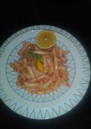 Una foto de Macarrones con tomate natural y atún