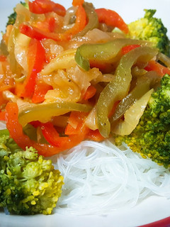 Una foto de Fideos cristal con calabacín salteado y verduras