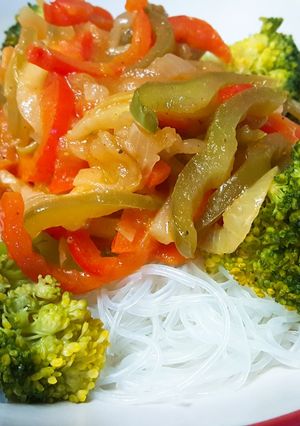 Foto principal de Fideos cristal con calabacín salteado y verduras
