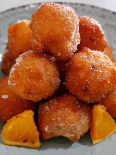 Una foto de Buñuelos de anís al toque de naranja