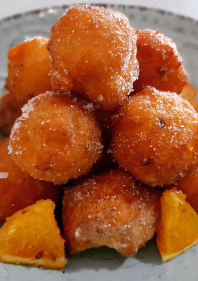Una foto de Buñuelos de anís al toque de naranja