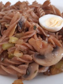 Una foto de Pasta de espelta con verduras y huevos de codorniz
