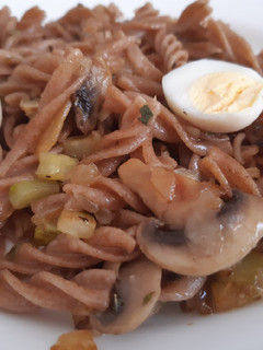Una foto de Pasta de espelta con verduras y huevos de codorniz