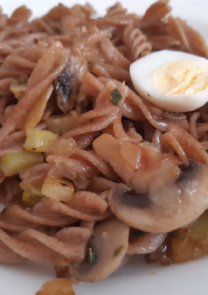 Una foto de Pasta de espelta con verduras y huevos de codorniz