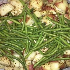 A picture of Chicken, Potato & Green Beans Oven Style.