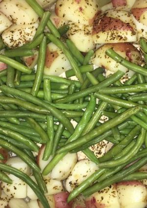 A picture of Chicken, Potato & Green Beans Oven Style.