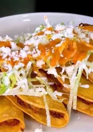 Una foto de Tacos dorados de papa