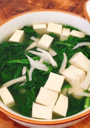 Hình của món Canh tần ô (cải cúc) nấu nấm đậu hũ.