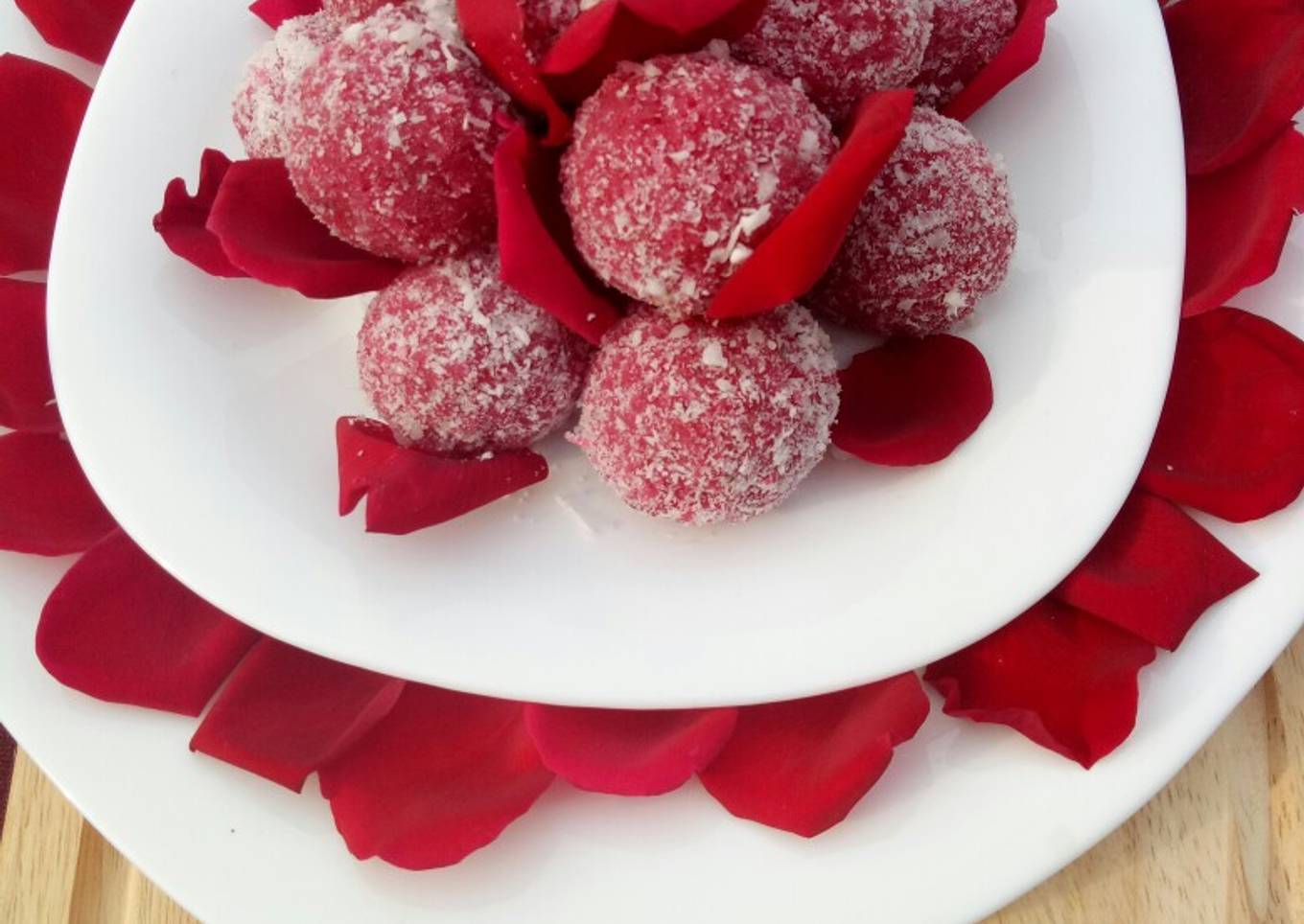 Strawberri Coconut Laddu