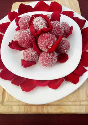A picture of Strawberri Coconut Laddu.