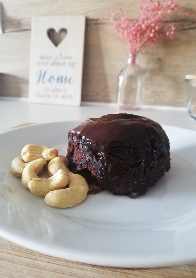 Una foto de Volcán de chocolate saludable al microondas