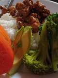 Arroz, pollo con gravy y verduras