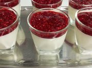 Una foto de vasitos de panna cotta