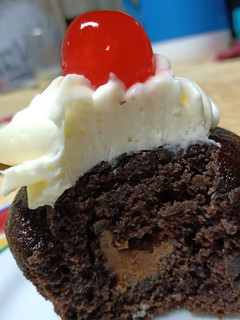 Una foto de Cupcakes extra-chocolatosos con relleno de dulce de leche