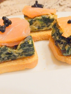 Una foto de Canapés de espinacas y salmón
