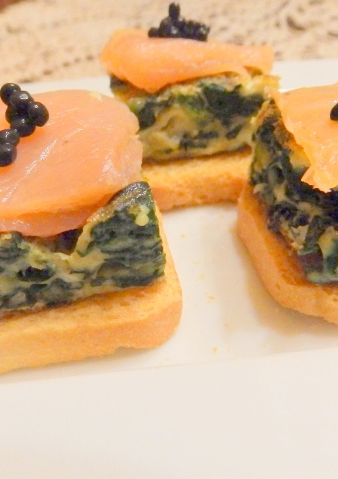 Una foto de Canapés de espinacas y salmón