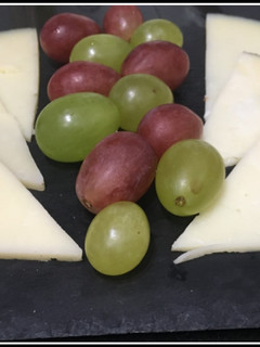 Una foto de Uva y queso