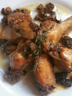 Una foto de Alitas de pollo al ajillo con setas