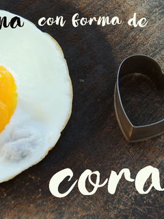 Una foto de Huevo frito con yema con forma de corazón