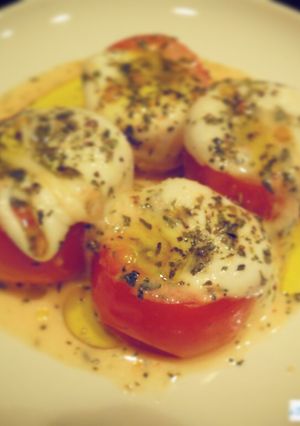 Una foto de Tomates 🍅 rellenos de queso 🧀